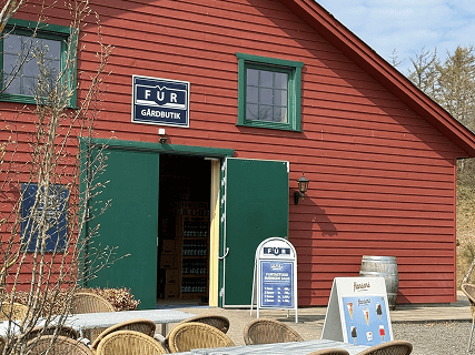 Billede ude foran gårdbutikken